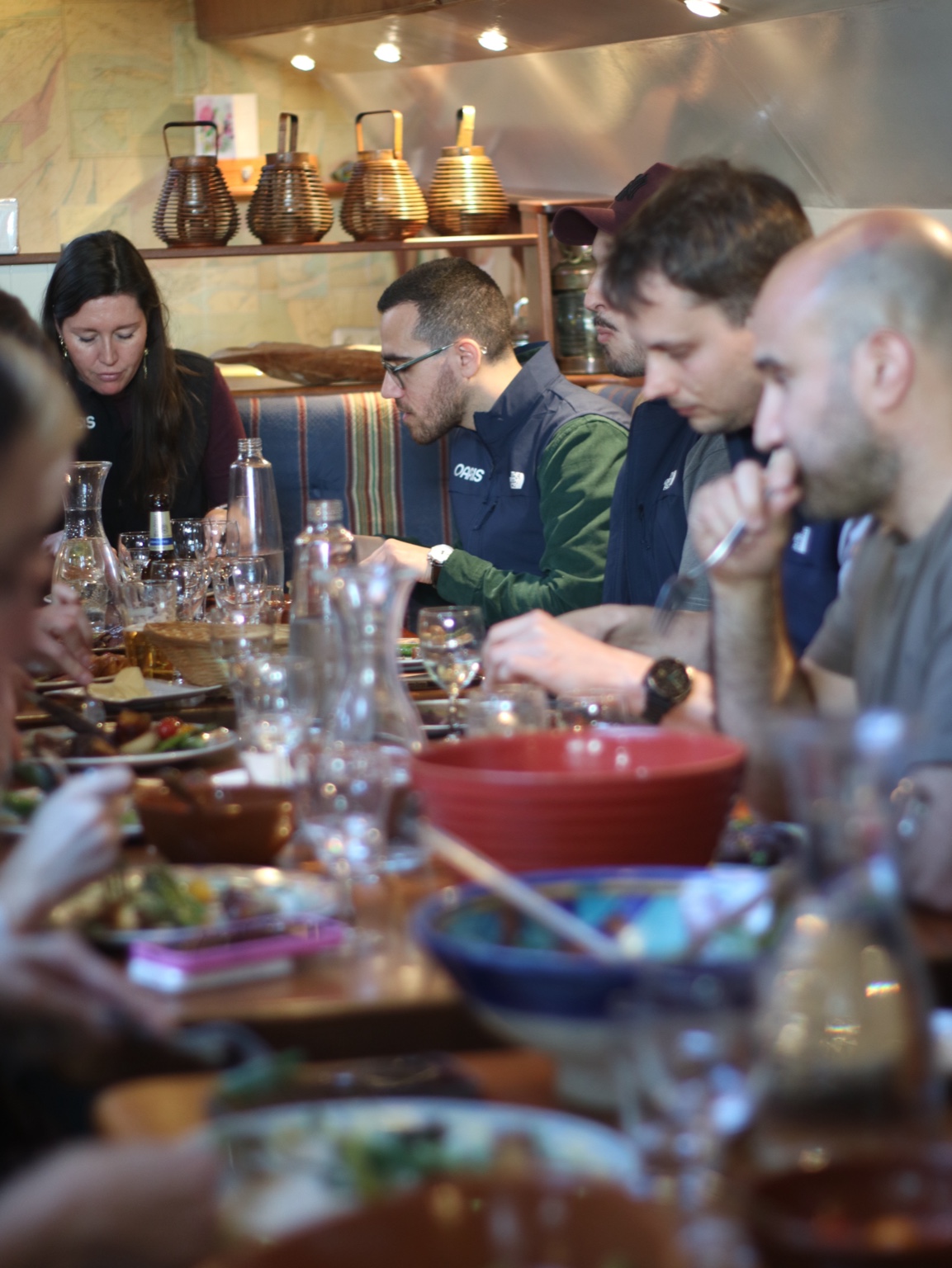 Gasten aan tafel in de salon van De Saffier
